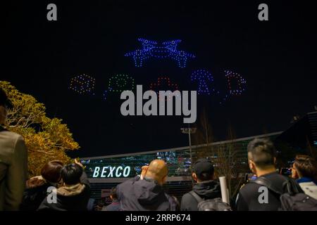 230223 -- BUSAN, 23 février 2023 -- les gens regardent un spectacle de lumière de drone au Busan Exhibition & Convention Center BEXCO à Busan, Corée du Sud, le 23 février 2023. Dans le cadre du Drone Show Korea 2023 qui s’est tenu jeudi dans la ville, 500 drones ont organisé un spectacle de lumière la nuit au-dessus du centre d’exposition. L'exposition des véhicules aériens sans pilote UAV a débuté ici pour présenter les dernières technologies et modèles et pour discuter de l'avenir de l'industrie. CORÉE DU SUD-BUSAN-DRONE SPECTACLE LUMINEUX WANGXYILIANG PUBLICATIONXNOTXINXCHN Banque D'Images