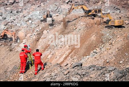 230224 -- ALXA, 24 février 2023 -- des sauveteurs travaillent avec un radar dans une mine de charbon effondrée à Alxa Left Banner de la Ligue Alxa, région autonome de Mongolie intérieure du nord de la Chine, 24 février 2023. Le nombre de morts dans un effondrement de mine dans la région autonome de Mongolie intérieure du nord de la Chine a augmenté à six, avec 47 autres toujours portés disparus, selon le quartier général des secours vendredi. Les sauveteurs ont récupéré six personnes des débris, après que la mine à ciel ouvert s’est effondrée à Alxa quitté Banner vers 1 heures mercredi. CHINE-MONGOLIE INTÉRIEURE-ALXA GAUCHE BANNIÈRE-EFFONDREMENT DE MINE DE CHARBON-SAUVETAGE CN LIANXZHEN PUBLICATIONXNOTXINXCHN Banque D'Images