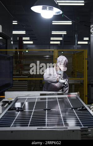 230224 -- XINING, le 24 février 2023 -- Un travailleur travaille dans un atelier d'un fabricant de modules photovoltaïques à Xining, dans la province du Qinghai, au nord-ouest de la Chine, le 22 février 2023. Qinghai est une importante base de production d'énergie propre en Chine. Ces dernières années, l'industrie photovoltaïque s'est développée rapidement dans la ville de Xining, et les produits photovoltaïques connexes sont en forte demande. CHINE-QINGHAI-XINING-PRODUCTION PHOTOVOLTAÏQUE CN WUXGANG PUBLICATIONXNOTXINXCHN Banque D'Images