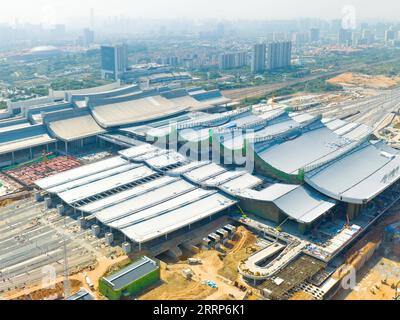 230224 -- FUZHOU, 24 février 2023 -- cette photo aérienne prise le 23 février 2023 montre la gare Xiamen Nord de la nouvelle ligne ferroviaire à grande vitesse Fuzhou-Xiamen à Xiamen, dans la province du Fujian du sud-est de la Chine. Le chemin de fer de 277 km longe la côte sud-est de la Chine et traverse trois grandes baies sur des ponts gigantesques. C est le premier chemin de fer à grande vitesse traversant la mer du pays. Avec une vitesse prévue de 350 km/h et huit stations le long de la route, il est prévu de réduire le temps de trajet entre les deux villes à seulement une heure. CHINE-FUZHOU-XIAMEN-CHEMIN DE FER À GRANDE VITESSE CN LINXSHANCHUAN PUBLICATIONXNO Banque D'Images