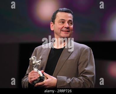 Divertissement Themen der Woche KW08 230226 -- BERLIN, le 26 février 2023 -- Christian Petzold, réalisateur du film Afire , prend la parole après avoir reçu le Grand Prix du jury de l'Ours d'argent lors du 73e Festival International du film de Berlin à Berlin, Allemagne, le 25 février 2023. ALLEMAGNE-BERLIN-BERLINALE 2023-AWARDS RenxPengfei PUBLICATIONxNOTxINxCHN Banque D'Images