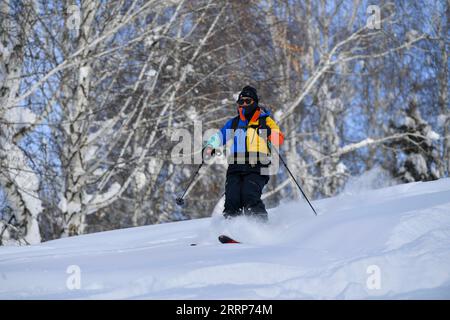 230226 -- URUMQI, le 26 février 2023 -- Peng Chao skie dans le village de Hemu à Altay, dans la région autonome ouïgour du Xinjiang, au nord-ouest de la Chine, le 14 janvier 2023. Grâce à ses conditions de neige de haute qualité, le Xinjiang, dans le nord-ouest de la Chine, a construit un certain nombre de stations de ski de haut niveau et est devenu un nouveau haut lieu pour les sports d'hiver. La saison des neiges à Altay, située dans la partie la plus septentrionale du Xinjiang, peut durer jusqu’à sept mois, ce qui en fait un paradis pour les amateurs de sports d’hiver. Au début de la saison des neiges en 2021, le skieur Peng Chao, basé à Pékin, louait une cabane dans le village de Hemu, dans l'Altay Mountai Banque D'Images