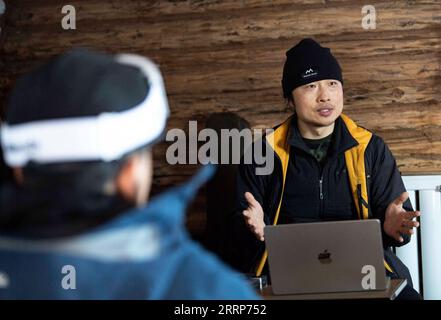 230226 -- URUMQI, 26 février 2023 -- Peng Chao partage les directives de sécurité en ski avec d'autres skieurs dans le village de Hemu en Altay, dans la région autonome ouïgour du Xinjiang du nord-ouest de la Chine, le 13 janvier 2023. Grâce à ses conditions de neige de haute qualité, le Xinjiang, dans le nord-ouest de la Chine, a construit un certain nombre de stations de ski de haut niveau et est devenu un nouveau haut lieu pour les sports d'hiver. La saison des neiges à Altay, située dans la partie la plus septentrionale du Xinjiang, peut durer jusqu’à sept mois, ce qui en fait un paradis pour les amateurs de sports d’hiver. Au début de la saison des neiges en 2021, le skieur Peng Chao, basé à Pékin, louait une cabine Banque D'Images