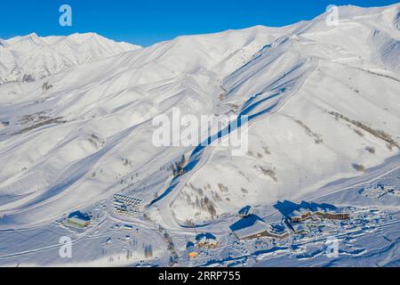 230226 -- URUMQI, 26 février 2023 -- cette photo aérienne prise le 12 janvier 2023 montre une station de ski à Altay, dans la région autonome ouïgoure du Xinjiang, au nord-ouest de la Chine. Grâce à ses conditions de neige de haute qualité, le Xinjiang, dans le nord-ouest de la Chine, a construit un certain nombre de stations de ski de haut niveau et est devenu un nouveau haut lieu pour les sports d'hiver. La saison des neiges à Altay, située dans la partie la plus septentrionale du Xinjiang, peut durer jusqu’à sept mois, ce qui en fait un paradis pour les amateurs de sports d’hiver. Au début de la saison des neiges en 2021, le skieur Peng Chao, basé à Pékin, louait une cabane dans le village de Hemu dans l'Altay mou Banque D'Images