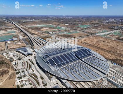 230226 -- PÉKIN, le 26 février 2023 -- cette photo aérienne prise le 31 mars 2022 montre la gare de Xiong an dans la nouvelle région de Xiong an, dans la province du Hebei du nord de la Chine. Xinhua Hebei : le développement coordonné de la région Pékin-Tianjin-Hebei génère un nouveau moteur de croissance XingxGuangli PUBLICATIONxNOTxINxCHN Banque D'Images