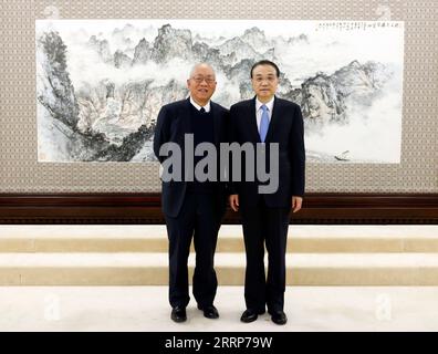 230226 -- BEIJING, le 26 février 2023 -- le premier ministre chinois Li Keqiang rencontre le mathématicien de renommée mondiale Shing-Tung Yau à Beijing, capitale de la Chine, le 24 février 2023. CHINE-PÉKIN-LI KEQIANG-MATHÉMATICIEN-RÉUNION CN DINGXLIN PUBLICATIONXNOTXINXCHN Banque D'Images