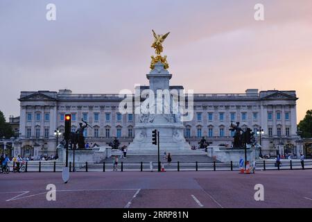 Londres, Royaume-Uni. 8 septembre 2023. Une vue générale du palais de Buckingham au coucher du soleil. Les gens se rassemblent au palais de Buckingham pour se souvenir de feu sa Majesté la reine Elizabeth II, et y rendent hommage à des fleurs à l'occasion du premier anniversaire de sa mort. Crédit : Photographie de onzième heure / Alamy Live News Banque D'Images