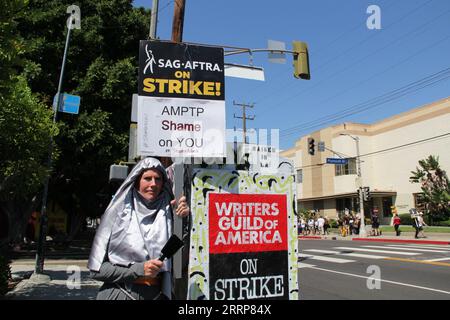 SAG-AFTRA Star Trek thème Picket Game of Thrones Shame Nun acteur costumé Paramount Studios 8 septembre 2023 photo stock Banque D'Images