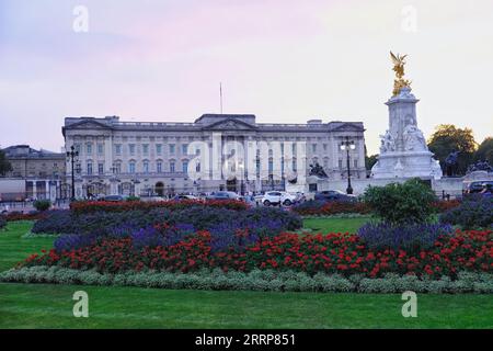 Londres, Royaume-Uni. 8 septembre 2023. Une vue générale du palais de Buckingham au coucher du soleil. Les gens se rassemblent au palais de Buckingham pour se souvenir de feu sa Majesté la reine Elizabeth II, et y rendent hommage à des fleurs à l'occasion du premier anniversaire de sa mort. Crédit : Photographie de onzième heure / Alamy Live News Banque D'Images