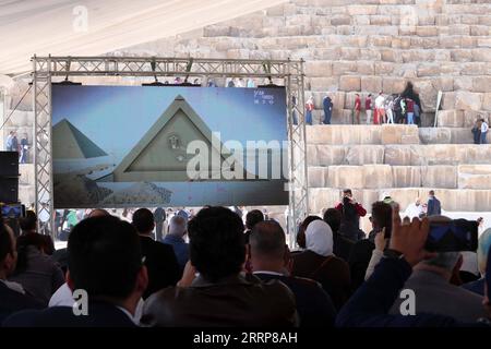 Bilder des Jahres 2023, News 03 März News Themen der Woche KW09 News Bilder des Tages 230302 -- LE CAIRE, LE 2 mars 2023 -- des gens assistent à une conférence de presse sur une nouvelle découverte derrière la pyramide de Khoufu à Gizeh, en Egypte, le 2 mars 2023. La découverte d'un couloir de neuf mètres de long et 2,10 mètres de large derrière la Grande Pyramide de Gizeh, connue sous le nom de Pyramide de Khoufou, a été annoncée jeudi. Le ministre égyptien du Tourisme et des Antiquités Ahmed Issa a déclaré que la découverte est le résultat du projet international ScanPyramids qui a été lancé en 2015 par le ministère égyptien des Antiquités pour étudier la structure o Banque D'Images