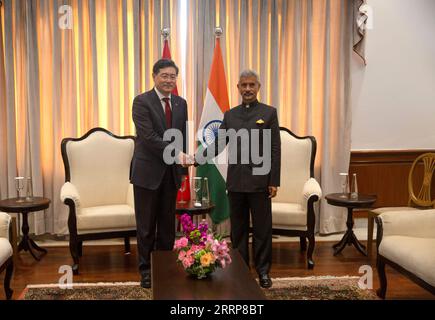 230302 -- NEW DELHI, le 2 mars 2023 -- le ministre chinois des Affaires étrangères, Qin Gang, rencontre le ministre des Affaires étrangères, Subrahmanyam Jaishankar, du président indien du Groupe des 20 G20, en marge de la réunion des ministres des Affaires étrangères du G20, à New Delhi, en Inde, le 2 mars 2023. INDE-NEW DELHI-CHINA-QIN GANG-SUBRAHMANYAM JAISHANKAR-MEETING JAVEDXDAR PUBLICATIONXNOTXINXCHN Banque D'Images