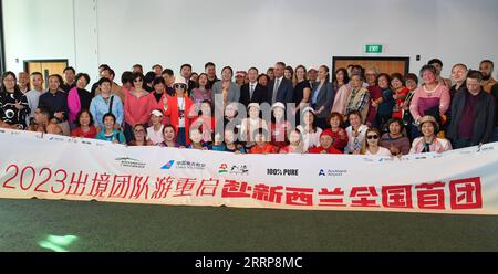 230303 -- AUCKLAND, le 3 mars 2023 -- des touristes chinois participent à une cérémonie de bienvenue à l'aéroport d'Auckland, en Nouvelle-Zélande, le 3 mars 2023. Un groupe de touristes chinois à bord du China Southern Airlines CZ305 arrivé à l’aéroport d’Auckland vendredi soir a été accueilli lors d’une cérémonie spéciale avec des cadeaux et des spectacles traditionnels. Le groupe de 61 voyageurs chinois est le premier groupe officiel chinois à arriver en Nouvelle-Zélande depuis début 2020. POUR ALLER AVEC la caractéristique : 1e tour groupe chinois débarque en Nouvelle-Zélande en 3 ans NOUVELLE-ZÉLANDE-AUCKLAND-CHINESE TOUR GROUP GuoxLei pu Banque D'Images