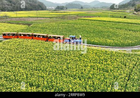 230304 -- SHANGRAO, le 4 mars 2023 -- les gens prennent un train touristique dans un endroit pittoresque du comté de Wuyuan, dans la province du Jiangxi de l'est de la Chine, le 3 mars 2023. Paysage printanier à Wuyuan attire beaucoup de visiteurs avec la hausse de la température. CHINA-JIANGXI-WUYUAN-SPRING CN WanxXiang PUBLICATIONxNOTxINxCHN Banque D'Images