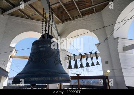 Une grande cloche sur le clocher de la cathédrale de la Transfiguration de l'ancien Kremlin à Nijni Novgorod. Inscription : ''votre héritage, victoire au CH Banque D'Images