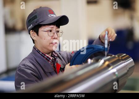 230308 -- HARBIN, 8 mars 2023 -- Grinder Song Shuangjie travaille pour China Railway Rolling stock Corporation CRRC Qiqihar Rolling stock Co., Ltd à Qiqihar, dans la province du Heilongjiang du nord-est de la Chine, 6 mars 2023. Les entreprises de la province du Heilongjiang, une ancienne base industrielle du nord-est de la Chine, ont progressé vers l'objectif de prendre un bon départ au premier trimestre de 2023. Il y a beaucoup de travailleuses qui jouent un rôle actif dans divers lieux de travail. La Journée internationale de la femme, célébrée mercredi, est une excellente occasion de rendre hommage à la She Power . Photo de /Xinhua CHINA-HEIL Banque D'Images