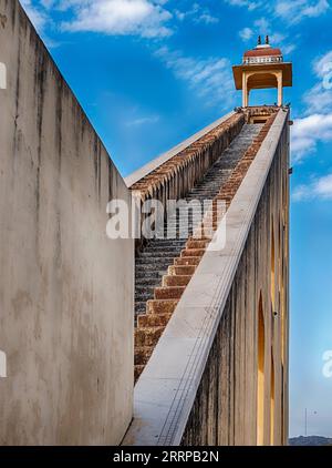 Un long escalier mène au sommet du grand cadran solaire équinocial de l'observatoire astronomique historique du Jantar Mantar à Jaipur. Banque D'Images