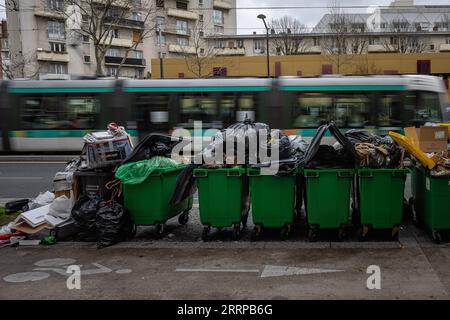 230310 -- PARIS, le 10 mars 2023 -- des ordures s'accumulent dans une rue de Paris, France, le 9 mars 2023. Quelque 1,28 millions de personnes ont manifesté mardi à travers la France contre le plan de réforme des retraites du gouvernement, a déclaré le ministère français de l'intérieur. Tous les secteurs de la fonction publique ont déjà annoncé mercredi une prolongation des grèves. Photo de /Xinhua FRANCE-PARIS-STRIKE-GARBAGE AurelienxMorissard PUBLICATIONxNOTxINxCHN Banque D'Images