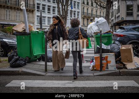 230310 -- PARIS, le 10 mars 2023 -- des ordures s'accumulent dans une rue de Paris, France, le 9 mars 2023. Quelque 1,28 millions de personnes ont manifesté mardi à travers la France contre le plan de réforme des retraites du gouvernement, a déclaré le ministère français de l'intérieur. Tous les secteurs de la fonction publique ont déjà annoncé mercredi une prolongation des grèves. Photo de /Xinhua FRANCE-PARIS-STRIKE-GARBAGE AurelienxMorissard PUBLICATIONxNOTxINxCHN Banque D'Images