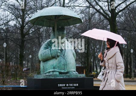 230310 -- BRUXELLES, le 10 mars 2023 -- Une femme passe devant une sculpture du Chat au Brussels Park à Bruxelles, Belgique, le 10 mars 2023. Au total, 22 sculptures de le Chat, icône de la bande dessinée créée par le dessinateur belge Philippe Geluck, sont exposées au Brussels Park. L'exposition durera jusqu'en juin 30. BELGIUM-BRUSSELS-SCULPTURES-LE CHAT ZhengxHuansong PUBLICATIONxNOTxINxCHN Banque D'Images
