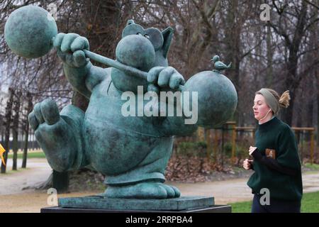 230310 -- BRUXELLES, le 10 mars 2023 -- Une femme passe devant une sculpture du Chat au Brussels Park à Bruxelles, Belgique, le 10 mars 2023. Au total, 22 sculptures de le Chat, icône de la bande dessinée créée par le dessinateur belge Philippe Geluck, sont exposées au Brussels Park. L'exposition durera jusqu'en juin 30. BELGIUM-BRUSSELS-SCULPTURES-LE CHAT ZhengxHuansong PUBLICATIONxNOTxINxCHN Banque D'Images
