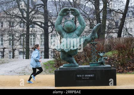 230310 -- BRUXELLES, le 10 mars 2023 -- Une femme passe devant une sculpture du Chat au Brussels Park à Bruxelles, Belgique, le 10 mars 2023. Au total, 22 sculptures de le Chat, icône de la bande dessinée créée par le dessinateur belge Philippe Geluck, sont exposées au Brussels Park. L'exposition durera jusqu'en juin 30. BELGIUM-BRUSSELS-SCULPTURES-LE CHAT ZhengxHuansong PUBLICATIONxNOTxINxCHN Banque D'Images