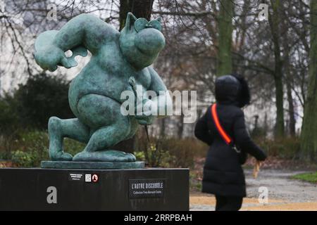 230310 -- BRUXELLES, le 10 mars 2023 -- Une femme passe devant une sculpture du Chat au Brussels Park à Bruxelles, Belgique, le 10 mars 2023. Au total, 22 sculptures de le Chat, icône de la bande dessinée créée par le dessinateur belge Philippe Geluck, sont exposées au Brussels Park. L'exposition durera jusqu'en juin 30. BELGIUM-BRUSSELS-SCULPTURES-LE CHAT ZhengxHuansong PUBLICATIONxNOTxINxCHN Banque D'Images