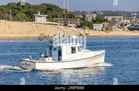 Un petit bateau de pêche, tante Lousea venant à montauk Banque D'Images