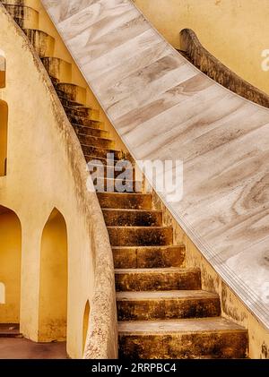 Un escalier mène à l'un des instruments astronomiques construits à l'observatoire historique Jantar Mantar à Jaipur, en Inde. Banque D'Images