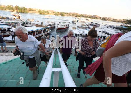 230310 -- ASSOUAN ÉGYPTE, 10 mars 2023 -- les touristes marchent d'un quai au village nubien de Gharb Soheil à Assouan, Égypte, le 9 mars 2023. Le nombre de touristes en Égypte est tombé à environ 3,7 millions en 2020 en raison de la pandémie de COVID-19, après avoir connu un boom en 2019 avec plus de 13 millions de visiteurs dans ce pays d’Afrique du Nord, selon les données officielles. Elle est progressivement revenue à environ 8 millions en 2021 et a continué à prospérer tout au long de 2022 pour atteindre des chiffres proches de ceux d ' avant la pandémie. POUR ALLER AVEC la caractéristique : booms touristiques en haute-Égypte s Assouan après la récession liée à la pandémie EGYPTE-ASSOUAN-TOURISME-BOOMING Ahmed Banque D'Images