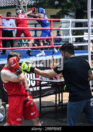 230311 -- JAKARTA, le 11 mars 2023 -- Un boxeur se prépare avant la compétition lors de l'Open de boxe de Jakarta à Jakarta, Indonésie, le 11 mars 2023. SPINDONESIA-JAKARTA-BOXE-CONCOURS AGUNGXKUNCAHYAXB. PUBLICATIONxNOTxINxCHN Banque D'Images