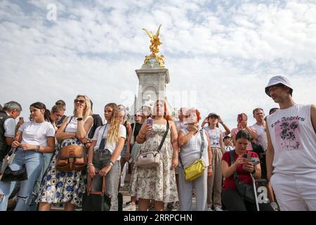 Londres, Royaume-Uni. 9 septembre 2023. Les gens se rassemblent pour la relève de la garde devant Buckingham Palace, le premier anniversaire de la mort de la reine Elizabeth II, à Londres, en Grande-Bretagne, le 8 septembre 2023. Crédit : Xinhua/Alamy Live News Banque D'Images