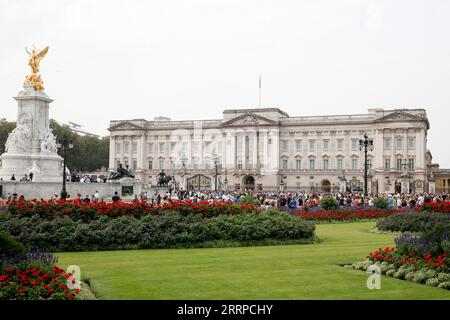 Londres, Royaume-Uni. 9 septembre 2023. Les gens se rassemblent pour la relève de la garde devant Buckingham Palace, le premier anniversaire de la mort de la reine Elizabeth II, à Londres, en Grande-Bretagne, le 8 septembre 2023. Crédit : Xinhua/Alamy Live News Banque D'Images