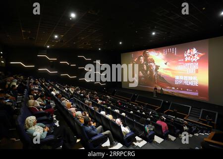 230313 -- LE CAIRE, le 13 mars 2023 -- les gens assistent à la première du film The Wandering Earth II dans un théâtre de Gizeh, en Égypte, le 11 mars 2023. La première du dernier blockbuster de science-fiction chinois, The Wandering Earth II, a attiré samedi des centaines de cinéastes égyptiens, de fans de science-fiction et d'amateurs de cinéma dans la province égyptienne de Gizeh. Selon le calendrier, The Wandering Earth 2 sera officiellement publié dans les salles égyptiennes le 15 mars. ÉGYPTE-GIZA-LA TERRE ERRANTE II-PREMIERE SUIXXIANKAI PUBLICATIONXNOTXINXCHN Banque D'Images