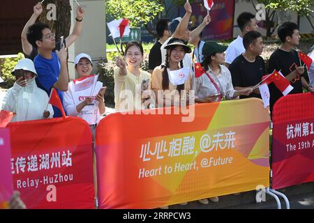 Huzhou, province chinoise du Zhejiang. 9 septembre 2023. Les gens regardent le relais de la flamme des 19es Jeux asiatiques à Huzhou, dans la province du Zhejiang, dans l'est de la Chine, le 9 septembre 2023. Crédit : Xu Yu/Xinhua/Alamy Live News Banque D'Images