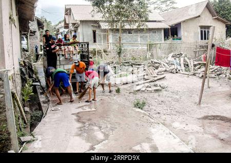 230314 -- MAGELANG, le 14 mars 2023 -- les gens utilisent l'eau pour nettoyer les matériaux volcaniques du volcan Merapi dans le village de Krinjing à Magelang, Java central, Indonésie, le 14 mars 2023. Photo Agung Supriyanto/Xinhua INDONESIA-MAGELANG-MOUNT MERAPI-ERUPTION-AFTERMATH AgungxSupriyanto PUBLICATIONxNOTxINxCHN Banque D'Images