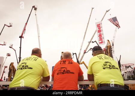 230315 -- LAS VEGAS, le 15 mars 2023 -- les gens regardent les expositions de la société américaine Link-Belt Cranes au 2023 CONEXPO-CON/AGG à Las Vegas, aux États-Unis, le 14 mars 2023. Le plus grand salon de la construction en Amérique du Nord s est ouvert mardi à Las Vegas, présentant les technologies et les produits les plus avancés au monde dans les domaines de la machinerie et de la construction. Le salon, nommé CONEXPO-CON/AGG, a attiré plus de 1 800 fabricants d'équipements représentant des produits dans les domaines de l'asphalte, des granulats, du béton, de l'équipement de terrassement, du levage, exploitation minière et bien d'autres, selon l'organisateur. Photo de /Xinhua U.S.-LAS VEGAS-CO Banque D'Images