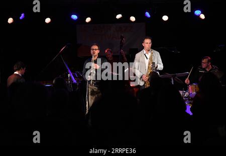 230316 -- GENÈVE, le 16 mars 2023 -- des musiciens donnent une représentation lors du 42e Festival de Jazz AMR à Genève, Suisse, le 15 mars 2023. Le 42e AMR Jazz Festival, un événement annuel depuis 1973, se tient ici du 15 au 19 mars. SUISSE-GENÈVE-JAZZ FESTIVAL LianxYi PUBLICATIONxNOTxINxCHN Banque D'Images