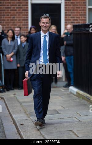 230316 -- LONDRES, le 16 mars 2023 -- le chancelier de l'Échiquier Jeremy Hunt du Royaume-Uni quitte le 11 Downing Street pour remettre son budget au Parlement, à Londres, en Grande-Bretagne, le 15 mars 2023. Le Royaume-Uni a dévoilé mercredi un ensemble de mesures visant à stimuler son économie en difficulté, notamment des réformes de la garde des enfants, des réductions d’impôts pour les entreprises et des politiques visant à alléger le fardeau du coût de la vie pour les ménages. /N° 10 Downing Street/document via Xinhua BRITAIN-LONDON-JEREMY HUNT-BUDGET SimonxWalker PUBLICATIONxNOTxINxCHN Banque D'Images