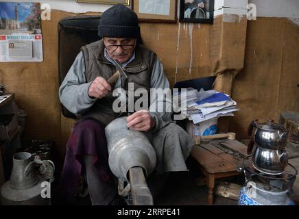 230316 -- ANKARA, le 16 mars 2023 -- Une entreprise de transformation des produits pour des clients à Samanpazari d'Ankara, T¹rkiye, le 13 mars 2023. L'artisanat du cuivre était bien établi dans l'histoire de l'Anatolie de T¹rkiye. Aujourd'hui, cependant, les coppersmiths turcs s'efforcent de maintenir la tradition vivante car son existence est menacée par la modernisation. POUR ALLER AVEC Feature : les coppersmiths turcs s'efforcent de garder l'artisanat traditionnel vivant au milieu des défis de modernisation photo par /Xinhua TRKIYE-ANKARA-CULTURE-COPPERSMITHS MustafaxKaya PUBLICATIONxNOTxINxCHN Banque D'Images