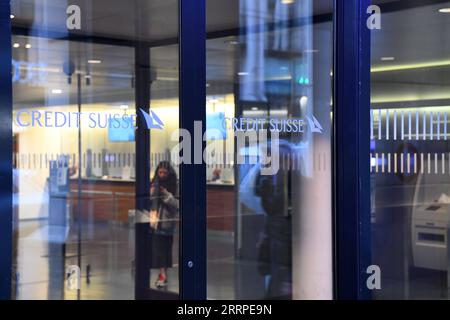 230316 -- GENÈVE, le 16 mars 2023 -- Une femme est vue au Credit Suisse à Genève, en Suisse, le 16 mars 2023. Alors que les actions du Credit Suisse sont tombées à un niveau record mercredi, la deuxième plus grande banque de Suisse a déclaré qu'elle emprunterait jusqu'à 50 milliards de francs suisses 53,89 milliards de dollars américains à la Banque nationale suisse BNS. SUISSE-GENÈVE-BANK-CREDIT SUISSE LianxYi PUBLICATIONxNOTxINxCHN Banque D'Images