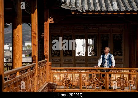 230317 -- JIANCHUAN, le 17 mars 2023 -- Duan Sixing vérifie le chantier de construction de son musée de sculpture sur bois dans le comté de Jianchuan, préfecture autonome de Dali Bai, province du Yunnan, dans le sud-ouest de la Chine, le 11 mars 2023. Le comté de Jianchuan, situé dans la préfecture autonome de Dali Bai dans la province du Yunnan, au sud-ouest de la Chine, a une longue histoire dans la sculpture sur bois datant des dynasties Tang 618-907 et Song 960-1279. Les compétences en sculpture se sont progressivement développées, passant d'un relief à une couche à un relief creux à sept couches, et sont maintenant appliquées à la fabrication de pièces d'architecture, de meubles en bois, de peintures murales et de touris Banque D'Images