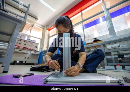 230318 -- AYUTTHAYA, le 18 mars 2023 -- un étudiant construit un système d'installation d'une ligne de production automatisée à l'atelier Luban du Collège technique Ayutthaya à Ayutthaya, Thaïlande, le 14 mars 2023. L'atelier de Luban, un programme d'ateliers professionnels chinois de formation des talents à l'étranger, a été inauguré pour la première fois au Collège technique d'Ayutthaya en mars 2016. L'atelier porte le nom de lu Ban, un ancien artisan chinois qui représente la tradition chinoise de l'esprit artisanal. Cet atelier et son centre de formation pour les talents ferroviaires ont formé de nombreux étudiants pour la Thaïlande au cours des sept dernières années Banque D'Images