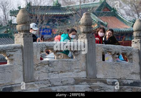 230318 -- BEIJING, le 18 mars 2023 -- des piétons sont photographiés sur le pont Wanning restauré à Beijing, capitale de la Chine, le 8 mars 2023. POUR ALLER AVEC à travers la Chine : aider le pont de Pékin âgé de 700 ans à perdre du poids CHINE-BEIJING-BRIDGE-RENEWAL CN ChenxZhonghao PUBLICATIONxNOTxINxCHN Banque D'Images