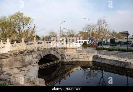 230318 -- PÉKIN, le 18 mars 2023 -- cette photo prise le 9 mars 2023 montre le pont Wanning restauré à Pékin, capitale de la Chine. POUR ALLER AVEC à travers la Chine : aider le pont de Pékin âgé de 700 ans à perdre du poids CHINE-BEIJING-BRIDGE-RENEWAL CN ChenxZhonghao PUBLICATIONxNOTxINxCHN Banque D'Images