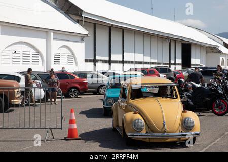 230320 -- RIO DE JANEIRO, 20 mars 2023 -- des voitures anciennes sont photographiées lors d'un événement pour les amateurs de voitures à Rio de Janeiro, Brésil, le 19 mars 2023. BRÉSIL-RIO DE JANEIRO-CAR HOBBYIST ÉVÉNEMENT WANGXTIANCONG PUBLICATIONXNOTXINXCHN Banque D'Images