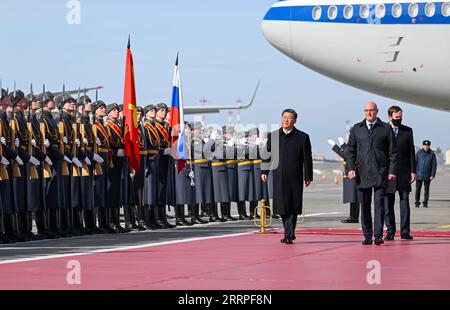 230320 -- MOSCOU, le 20 mars 2023 -- le président chinois Xi Jinping inspecte la garde d'honneur des trois services et surveille le défilé à l'aéroport de Moscou Vnukovo à Moscou, Russie, le 20 mars 2023. A l’invitation du président russe Vladimir Poutine, le président chinois Xi Jinping est arrivé lundi après-midi pour une visite d’Etat en Russie. L'avion de Xi est arrivé à l'aéroport de Moscou Vnukovo vers 13:00 heure locale. Alors qu'il sortait de l'avion, Xi a été chaleureusement accueilli par le vice-premier ministre russe Dmitri Chernyshenko et d'autres hauts responsables russes près de la rampe. La partie russe a tenu Banque D'Images