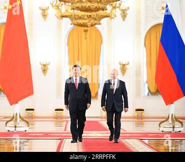 230321 -- MOSCOU, le 21 mars 2023 -- le président russe Vladimir Poutine organise une cérémonie solennelle de bienvenue pour le président chinois Xi Jinping au St. George s Hall au Kremlin à Moscou, Russie, le 21 mars 2023. Xi a tenu mardi des entretiens avec Poutine à Moscou. RUSSIE-MOSCOU-CHINE-XI JINPING-POUTINE-PARLE XIEXHUANCHI PUBLICATIONXNOTXINXCHN Banque D'Images