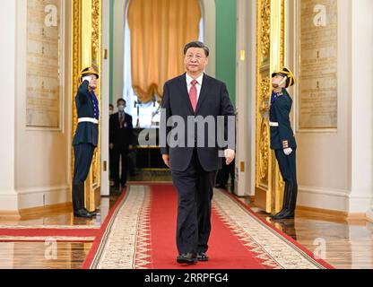 230321 -- MOSCOU, le 21 mars 2023 -- le président chinois Xi Jinping entre dans la rue George s Hall au Kremlin à Moscou, Russie, le 21 mars 2023. Xi a tenu mardi des entretiens avec Poutine à Moscou. Poutine a organisé une cérémonie solennelle de bienvenue pour Xi Jinping à la St. George s Hall. RUSSIE-MOSCOU-CHINE-XI JINPING-POUTINE-PARLE XIEXHUANCHI PUBLICATIONXNOTXINXCHN Banque D'Images