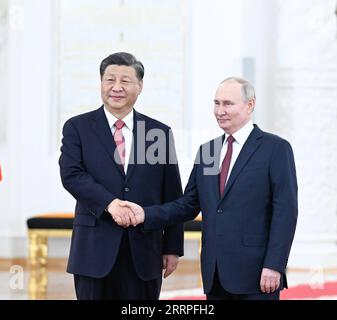 230321 -- MOSCOU, le 21 mars 2023 -- le président chinois Xi Jinping serre la main du président russe Vladimir Poutine au Kremlin à Moscou, en Russie, le 21 mars 2023. Xi a tenu mardi des entretiens avec Poutine à Moscou. Poutine a organisé une cérémonie solennelle de bienvenue pour Xi Jinping à la St. George s Hall. RUSSIE-MOSCOU-CHINE-XI JINPING-POUTINE-POURPARLERS SHENXHONG PUBLICATIONXNOTXINXCHN Banque D'Images