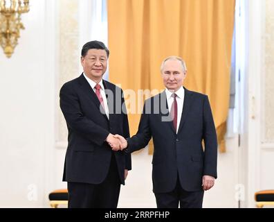 230321 -- MOSCOU, le 21 mars 2023 -- le président chinois Xi Jinping serre la main du président russe Vladimir Poutine au Kremlin à Moscou, en Russie, le 21 mars 2023. Xi a tenu mardi des entretiens avec Poutine à Moscou. Poutine a organisé une cérémonie solennelle de bienvenue pour Xi Jinping à la St. George s Hall. RUSSIE-MOSCOU-CHINE-XI JINPING-POUTINE-PARLE XIEXHUANCHI PUBLICATIONXNOTXINXCHN Banque D'Images